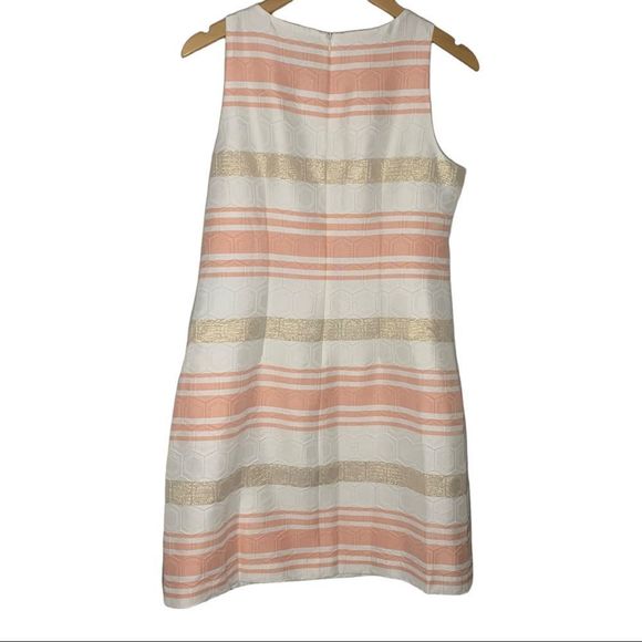 VINCE CAMUTO
Honeycomb Jacquard Shift - Picture 2 of 6